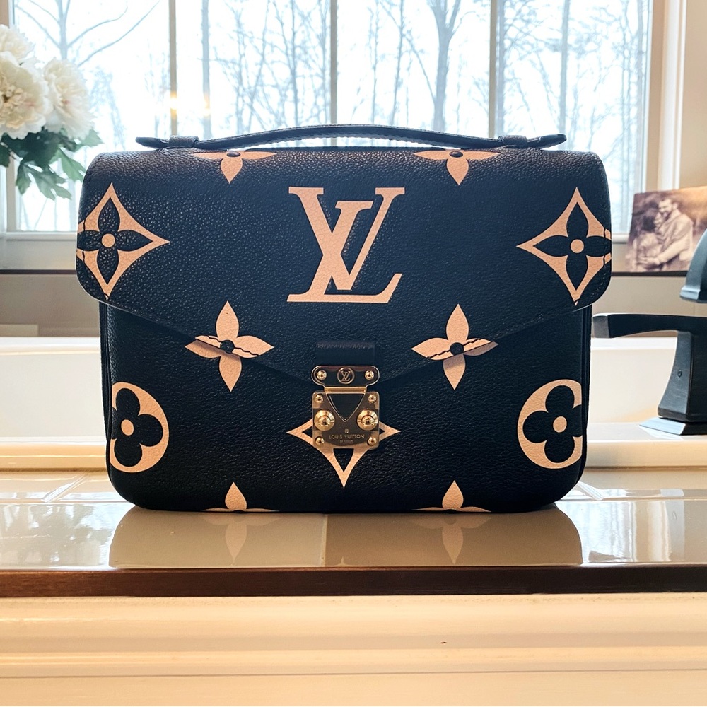 Louis Vuitton
Empreinte Monogram
Giant Pochette Metis
Black Beige
